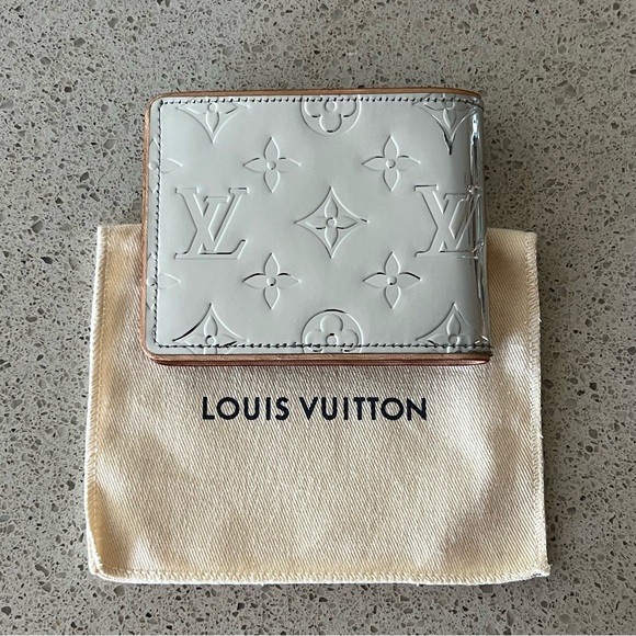 LOUIS VUITTON Slender Wallet in Silver Mirror Monogram - 💯 AUTHENTIC - Picture 3 of 10
